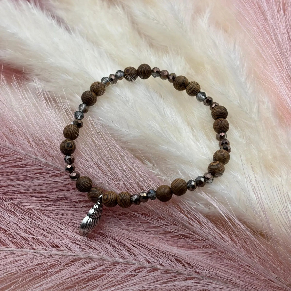 Bracelet en perles artisanal  avec breloque coquillage argenté et perles en bois sur élastique