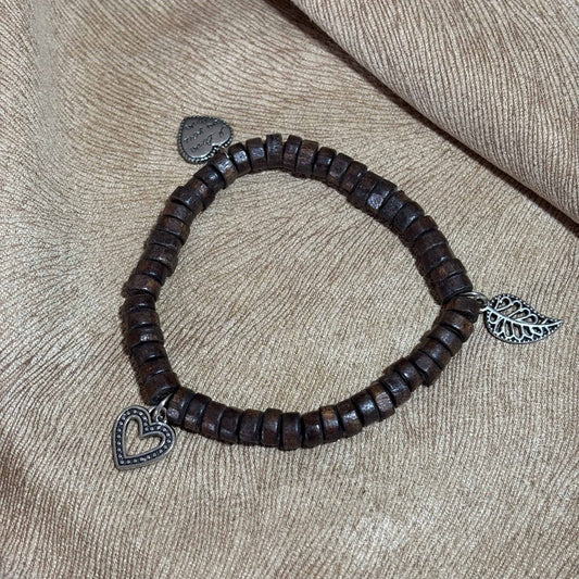 Bracelet en perles artisanal | bracelet avec breloques cœurs | Perles plates en bois de 6 mm sur élastique