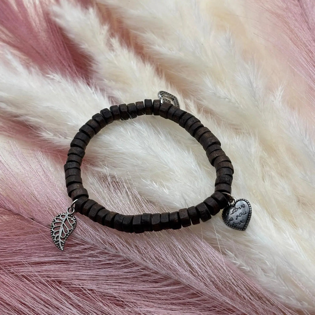 Bracelet en perles artisanal avec breloques cœurs et perles plates en bois sur élastique