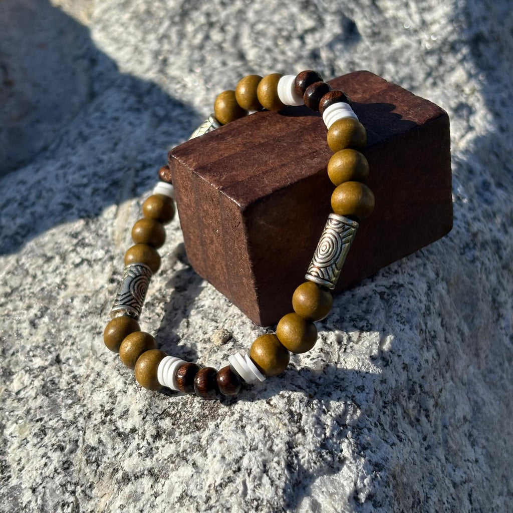 Bracelet en perles artisanal avec perles de bois marron vert et perles acryliques allongées et rondes sur élastique