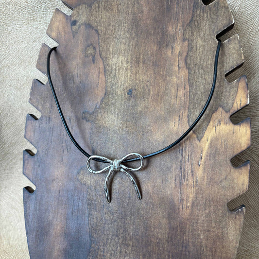 Collier argenté |Pendentif nœud argenté | Sur lien en cuir noir |Acier inoxydable