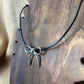 Collier argenté |Pendentif nœud argenté vue de près | Sur lien en cuir noir |Acier inoxydable