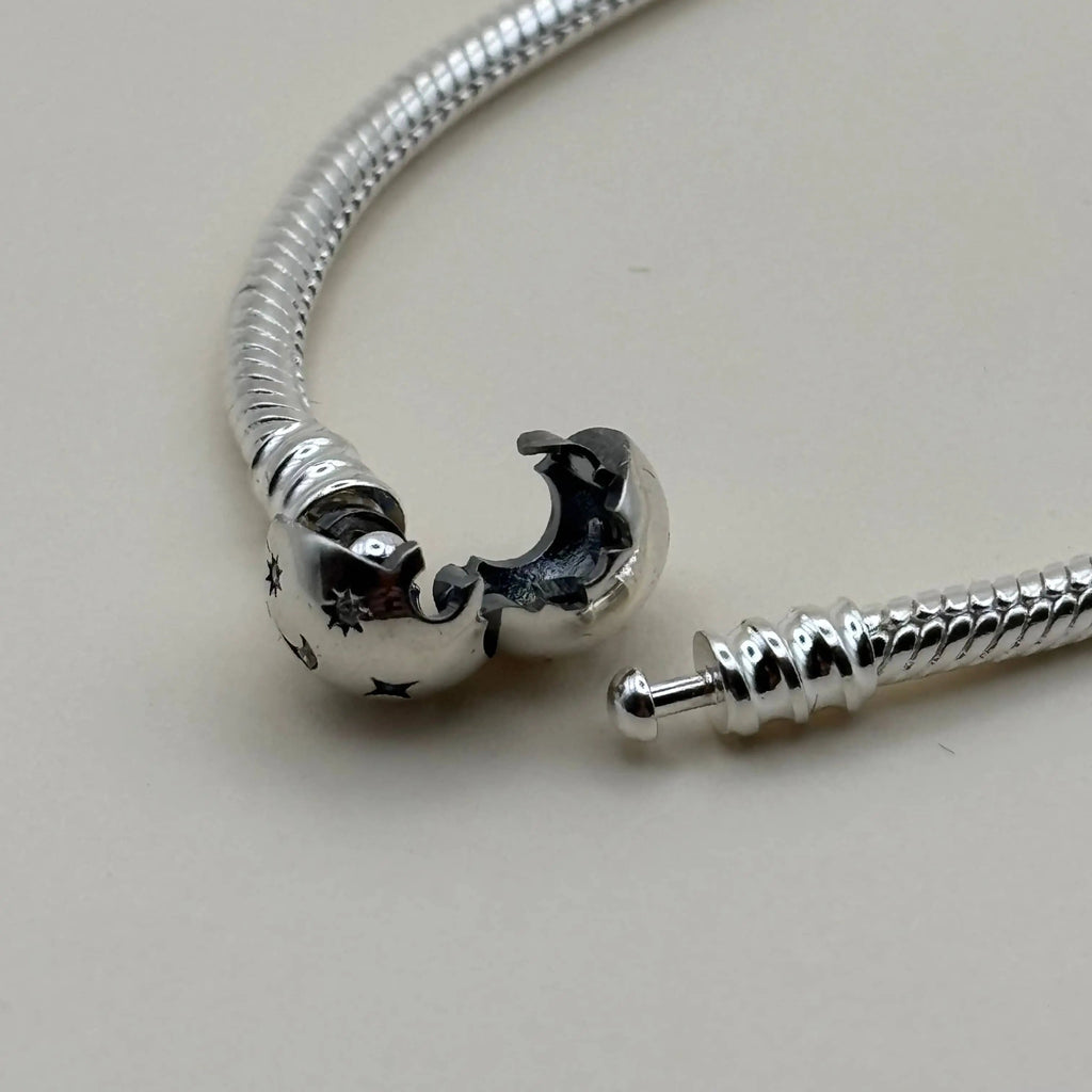 Un charm Pand'Or argenté avec fermoir en forme de boule