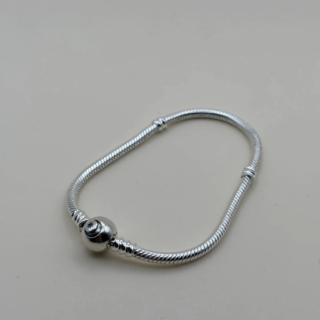 Un charm Pand'Or argenté avec un fermoir en forme de boule