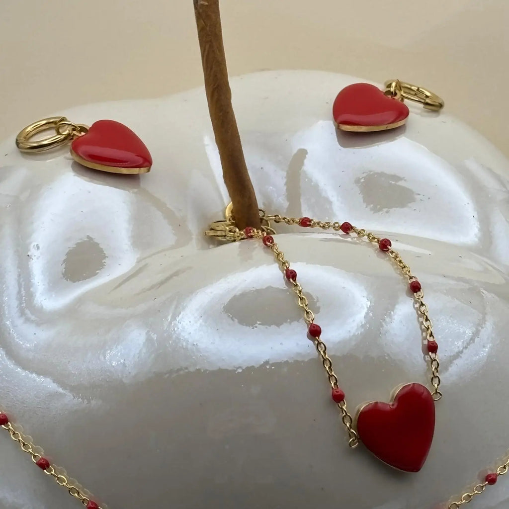 Parure collier avec un bracelet et boucles d'oreilles pendentif avec cœur coloré rouge