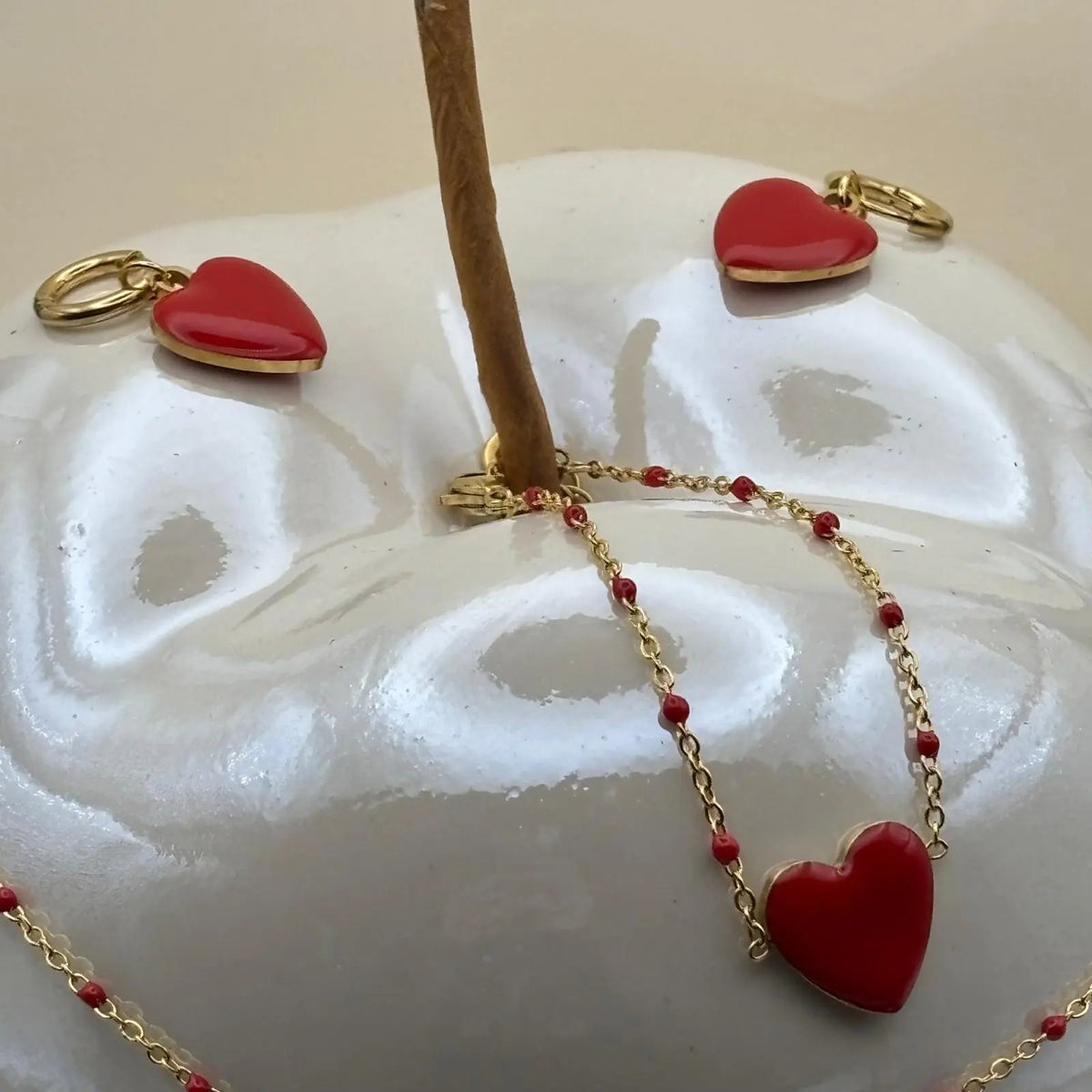 Parure collier avec un bracelet et boucles d'oreilles pendentif avec cœur coloré rouge