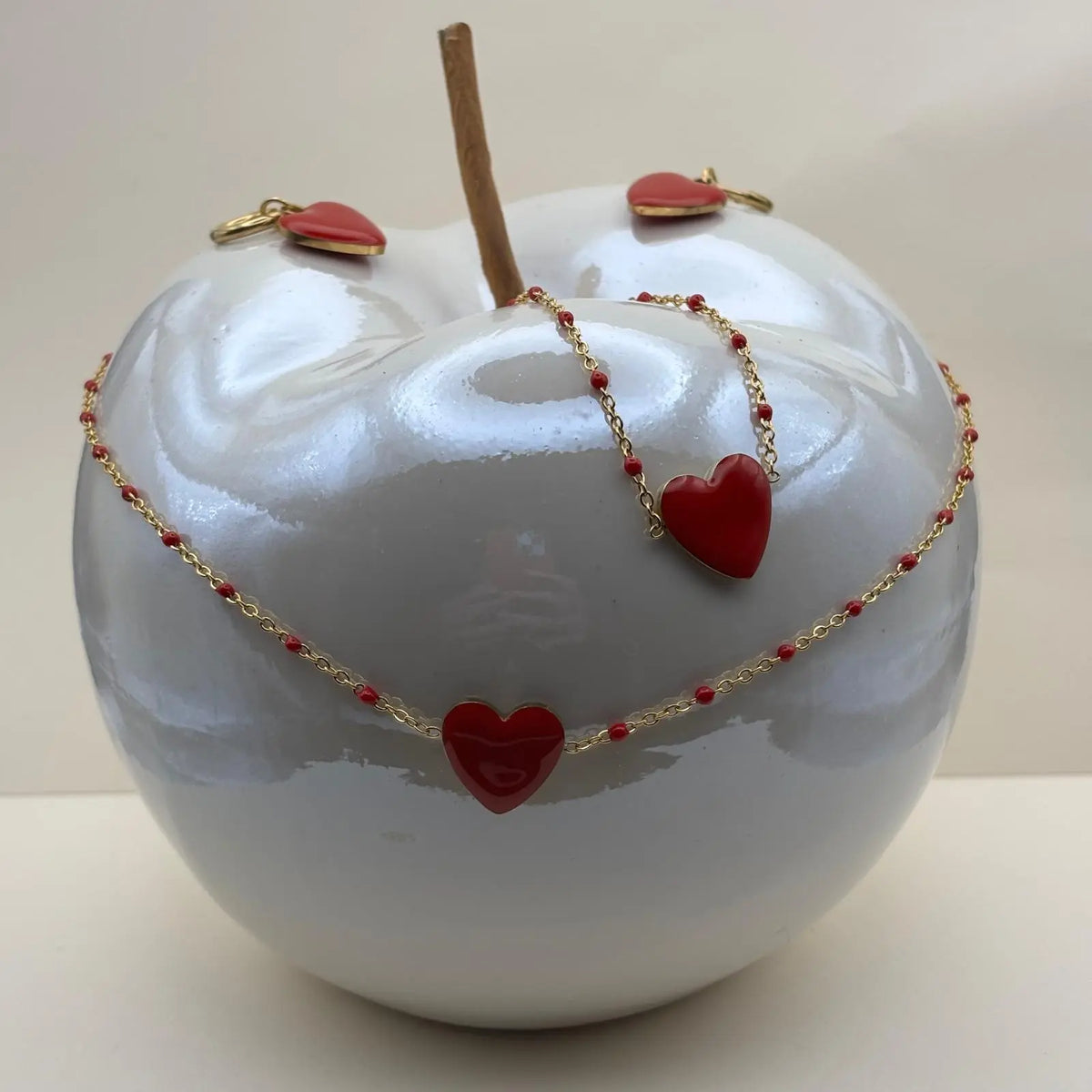 Parure collier comprends un bracelet et boucles d'oreilles pendentif avec cœur coloré rouge
