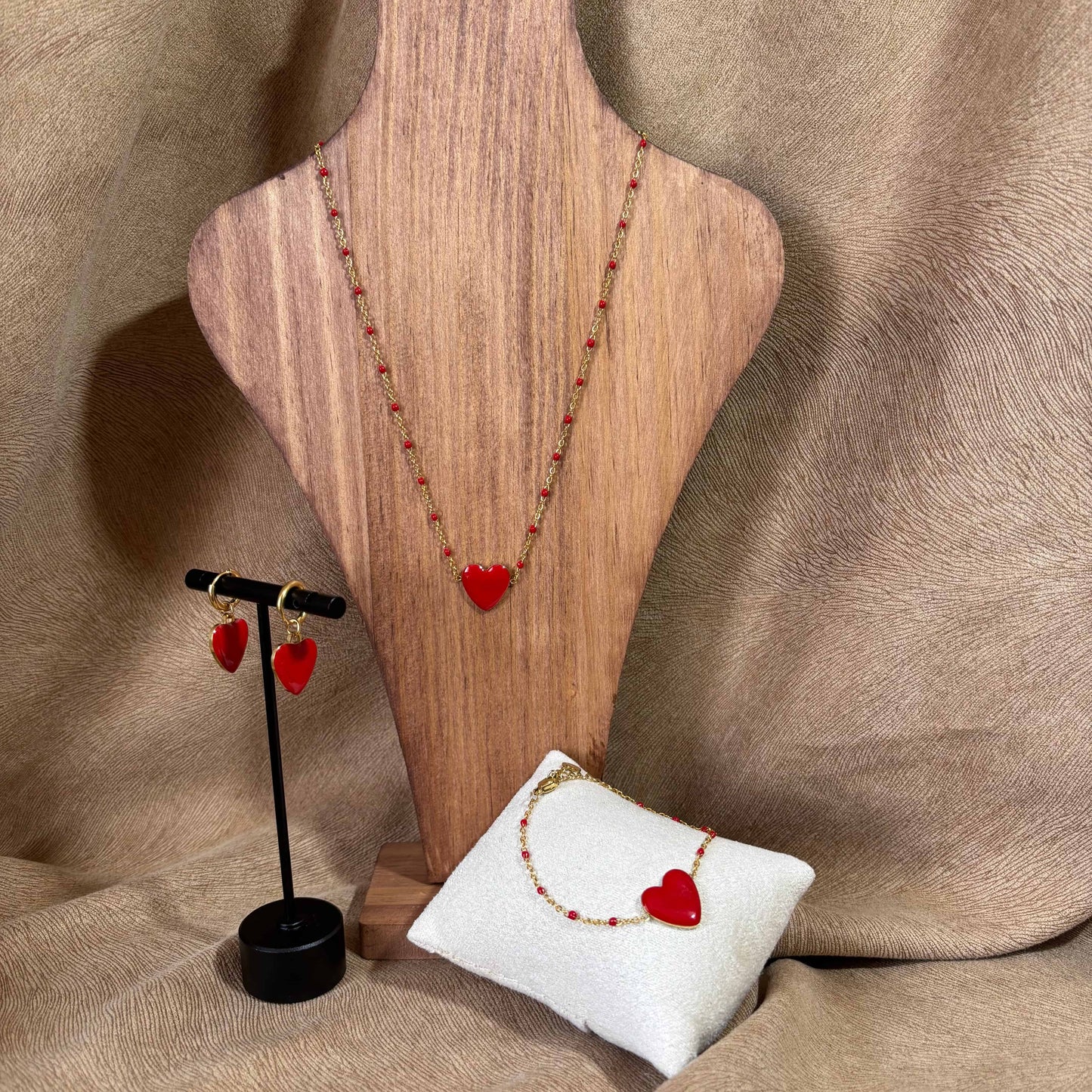 Parure collier - bracelet et boucles d'oreilles
Pendentif cœur coloré rouge