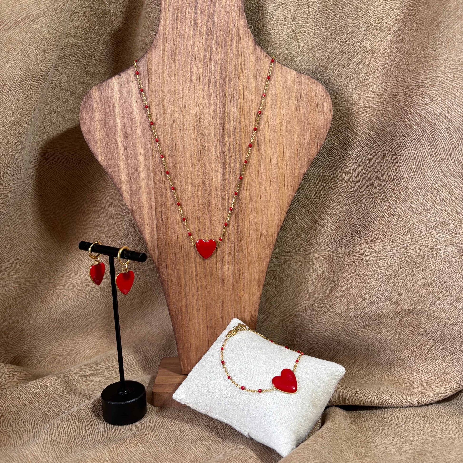 Parure collier - bracelet et boucles d'oreilles
Pendentif cœur coloré rouge