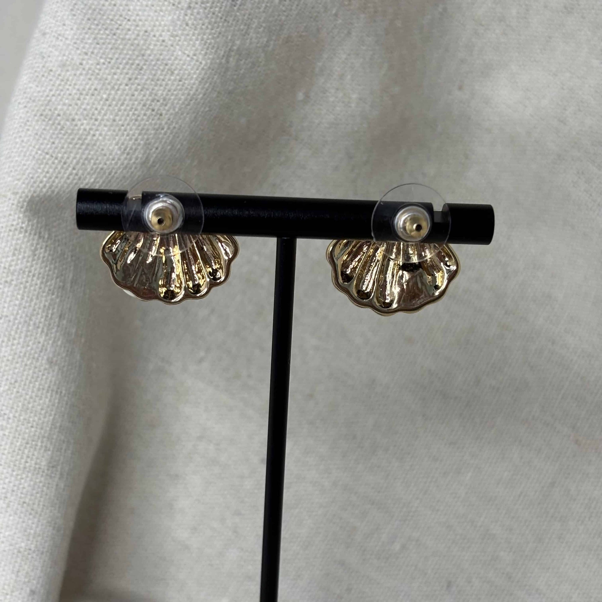 Boucles d'oreilles argentées |Coquillage avec perle dorée | Acier inoxydable