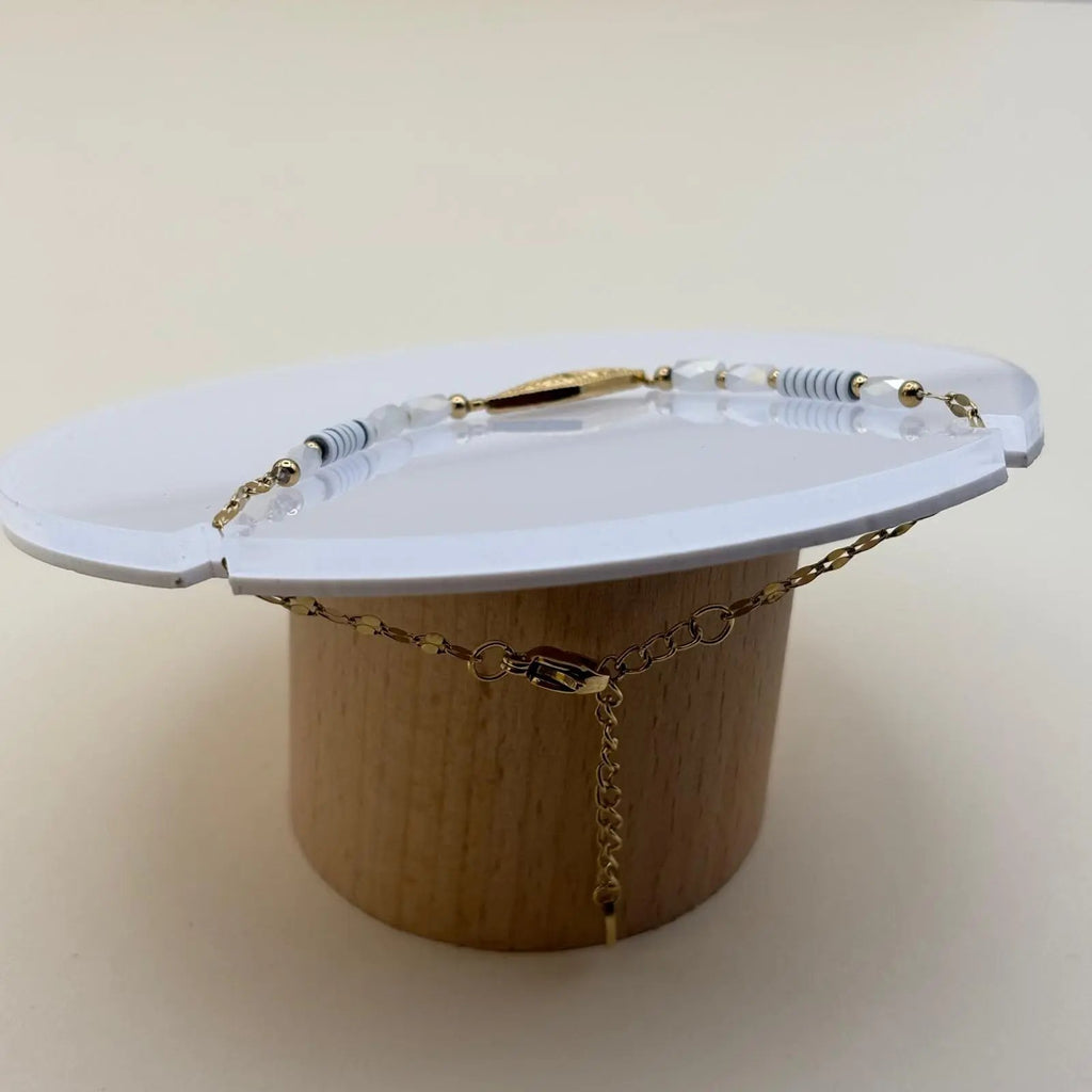 Bracelet fantaisie avec  de petits maillons dorés avec une breloque en forme de rose des vents