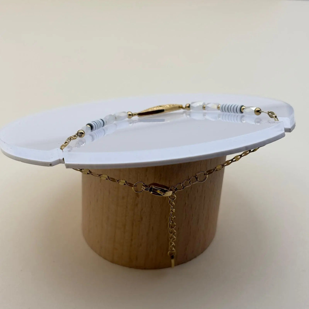 Bracelet fantaisie avec  de petits maillons dorés avec une breloque en forme de rose des vents