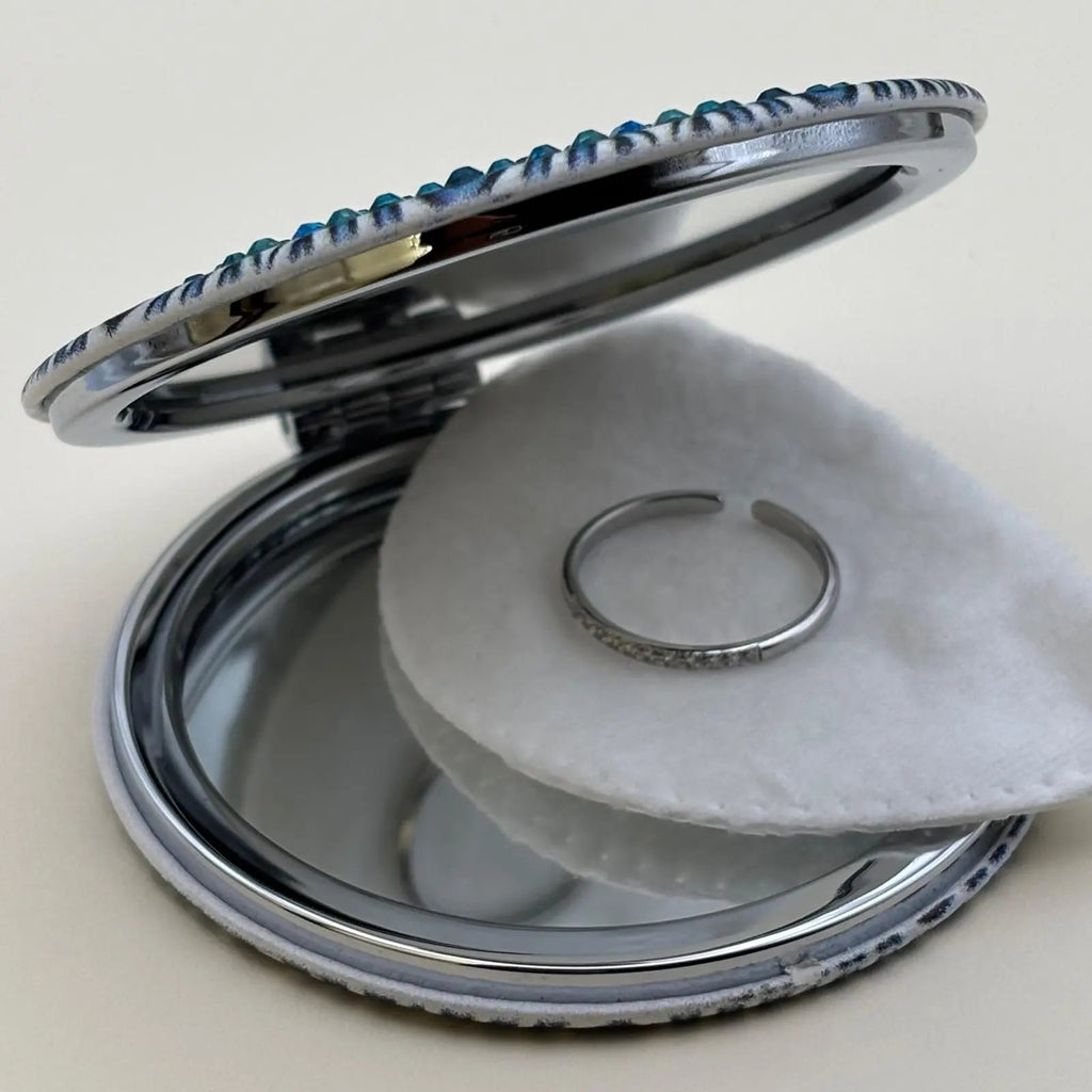 Bague argentée réglable avec incrustation de petits strass