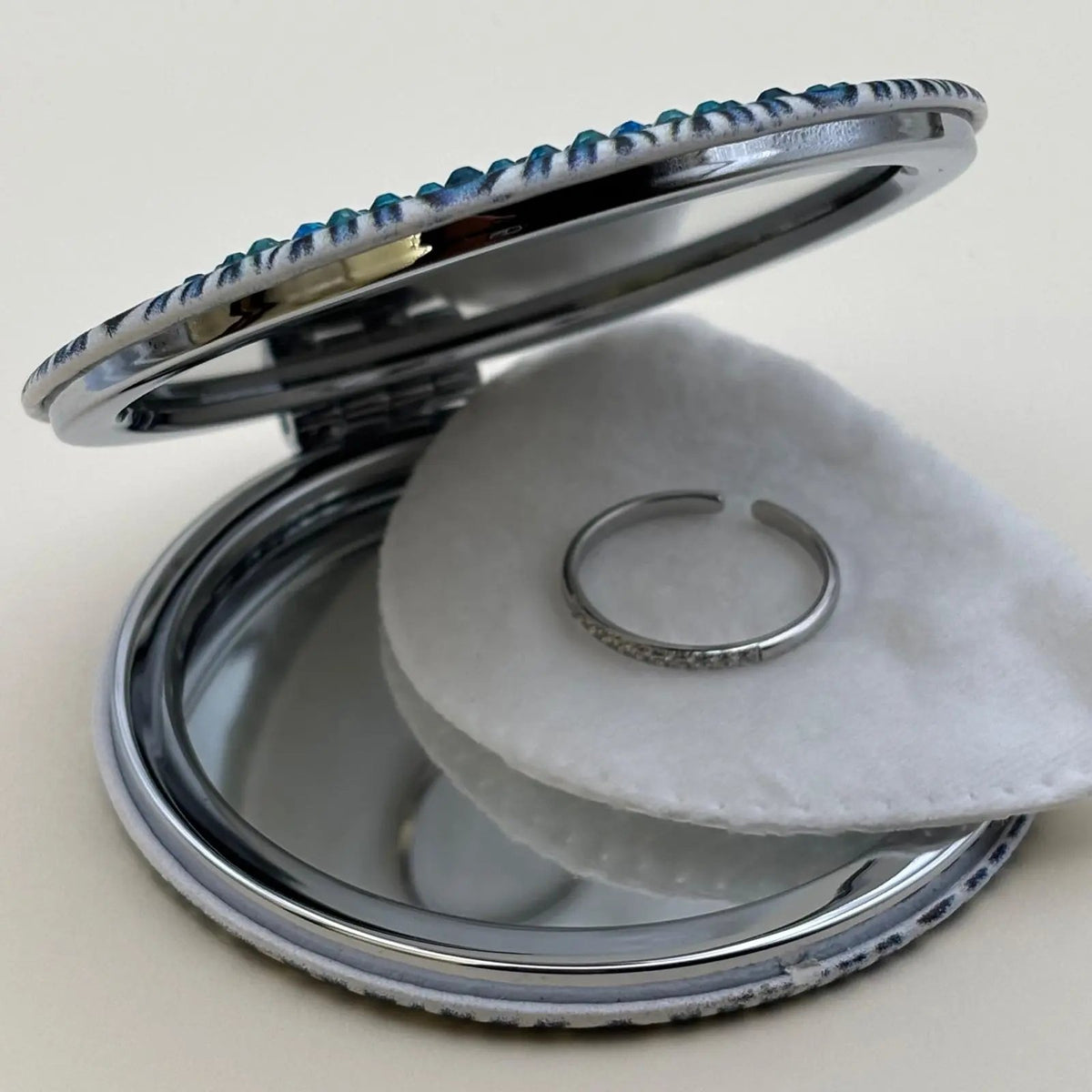 Bague argentée réglable avec incrustation de petits strass