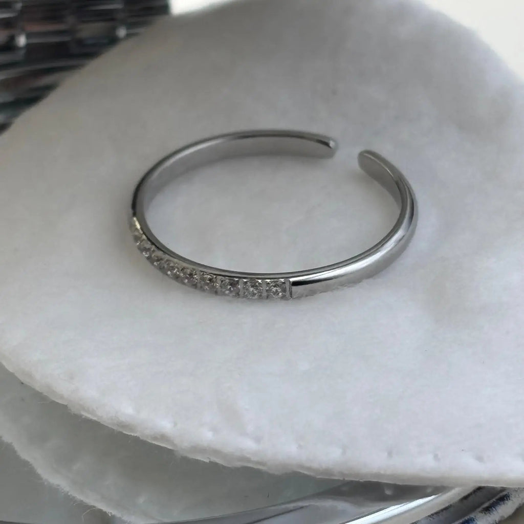 Bague argentée réglable avec incrustation de tout petits strass type brillants