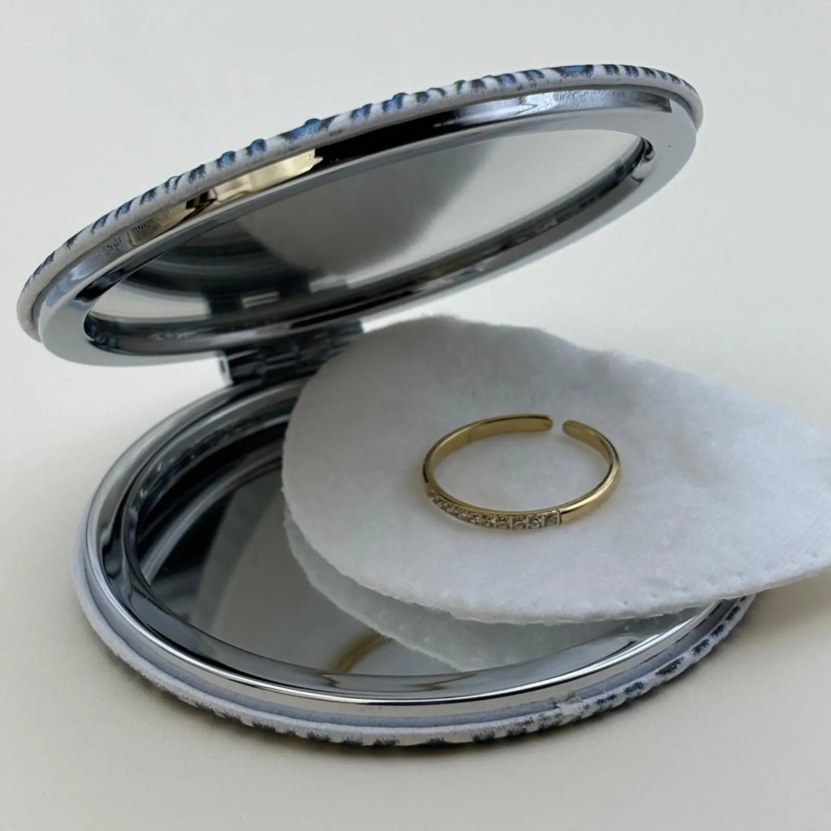 Bague dorée réglable avec incrustation de petits strass