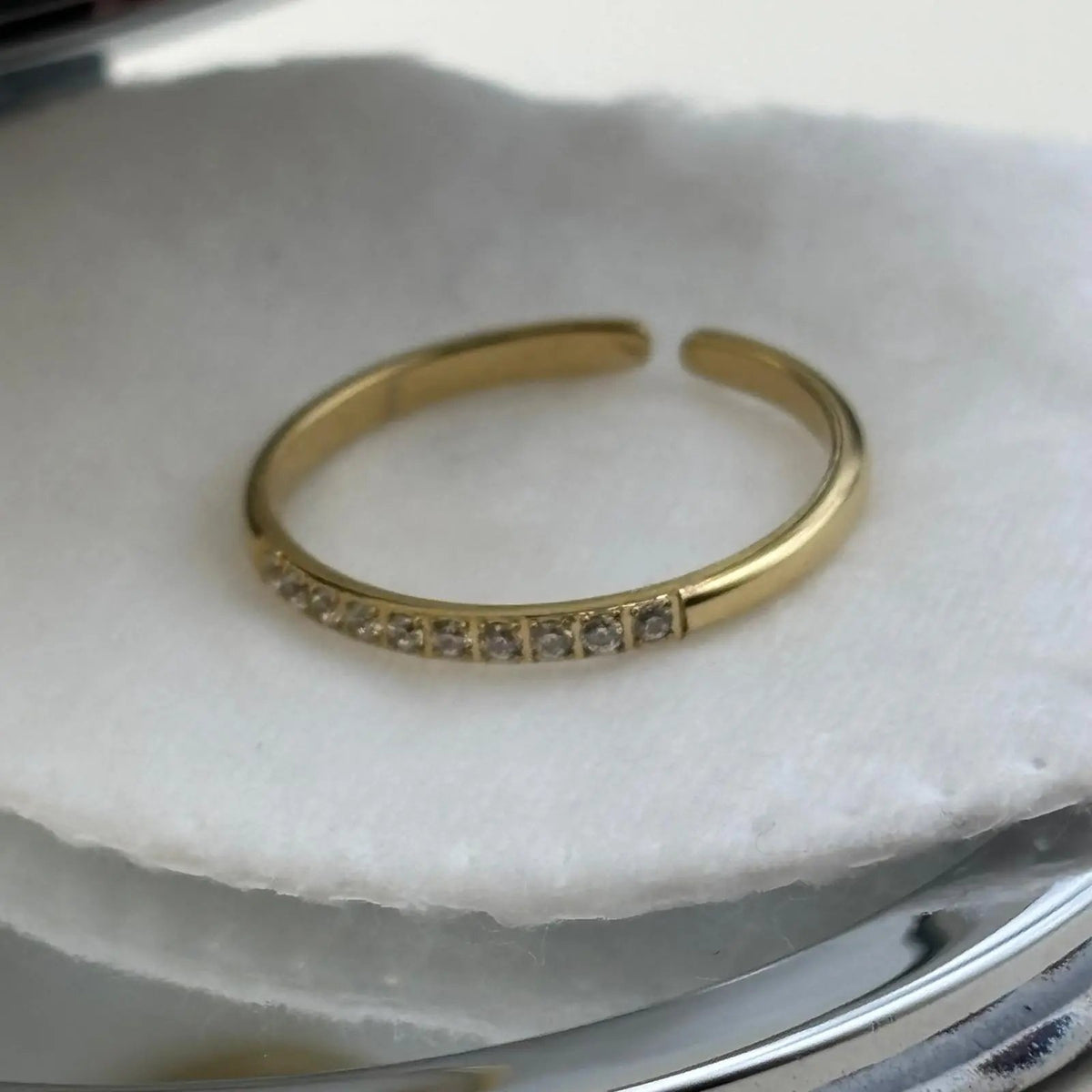 Bague dorée réglable avec incrustation de tout petits strass type brillants