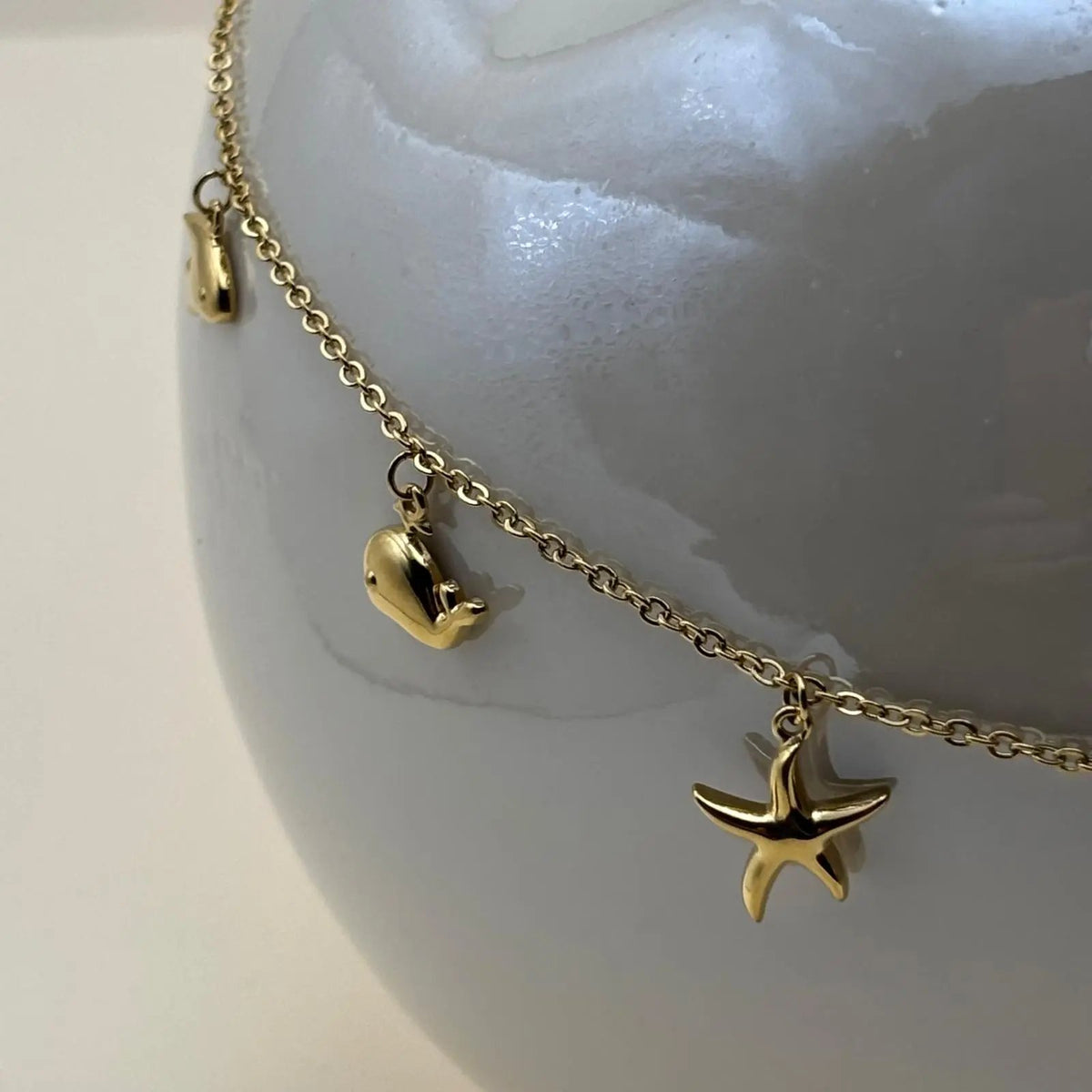 Collier doré avec breloques coquillage palmier crabe étoile de mer et baleine en acier inoxydable