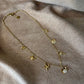 Collier à petits maillons dorés avec breloques coquillage palmier crabe étoile de mer et baleine en acier inoxydable vendu sur le site internet prêtes à briller