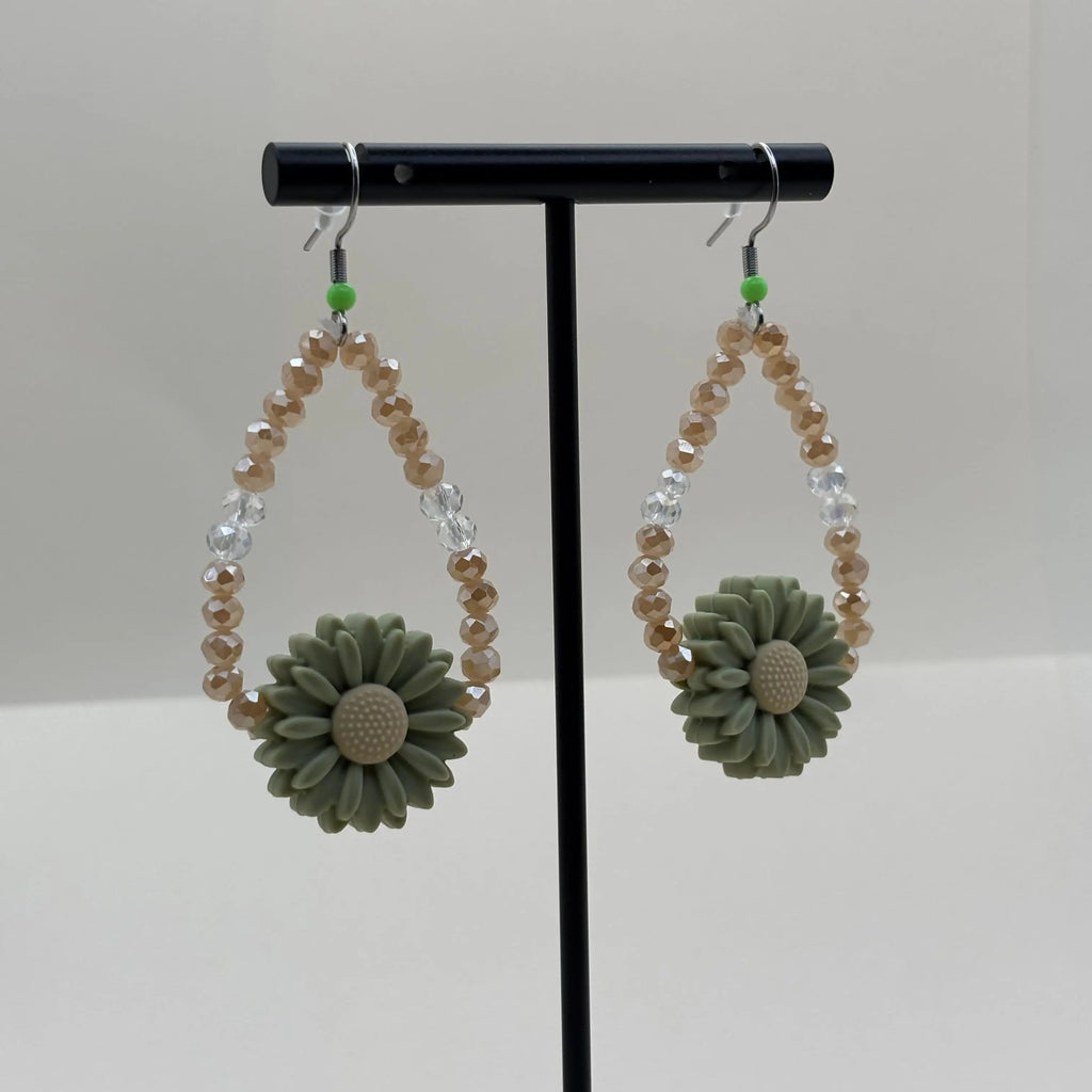 Boucles d'oreilles pendentif avec breloque marguerite et perles acryliques  marron et bleues