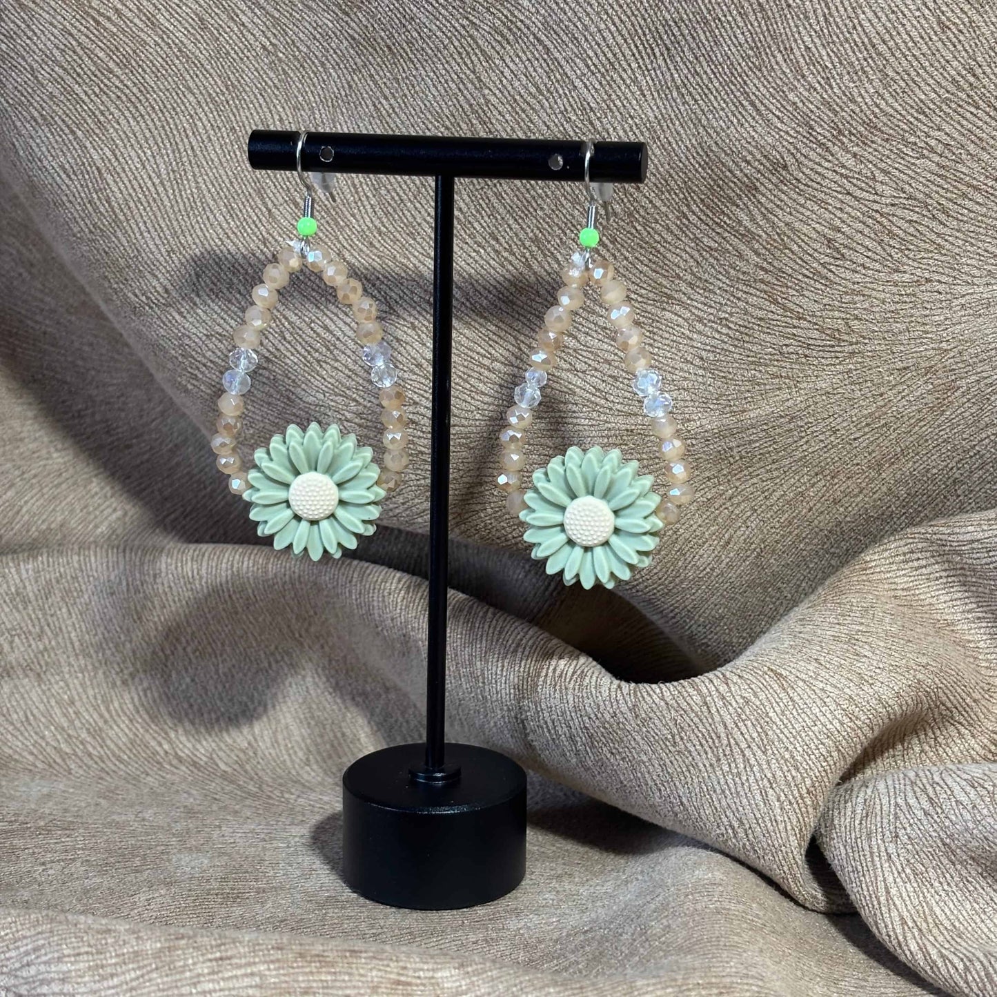 Boucles d'oreilles - pendentif marguerite diamètre 2 cm
Perles acryliques
