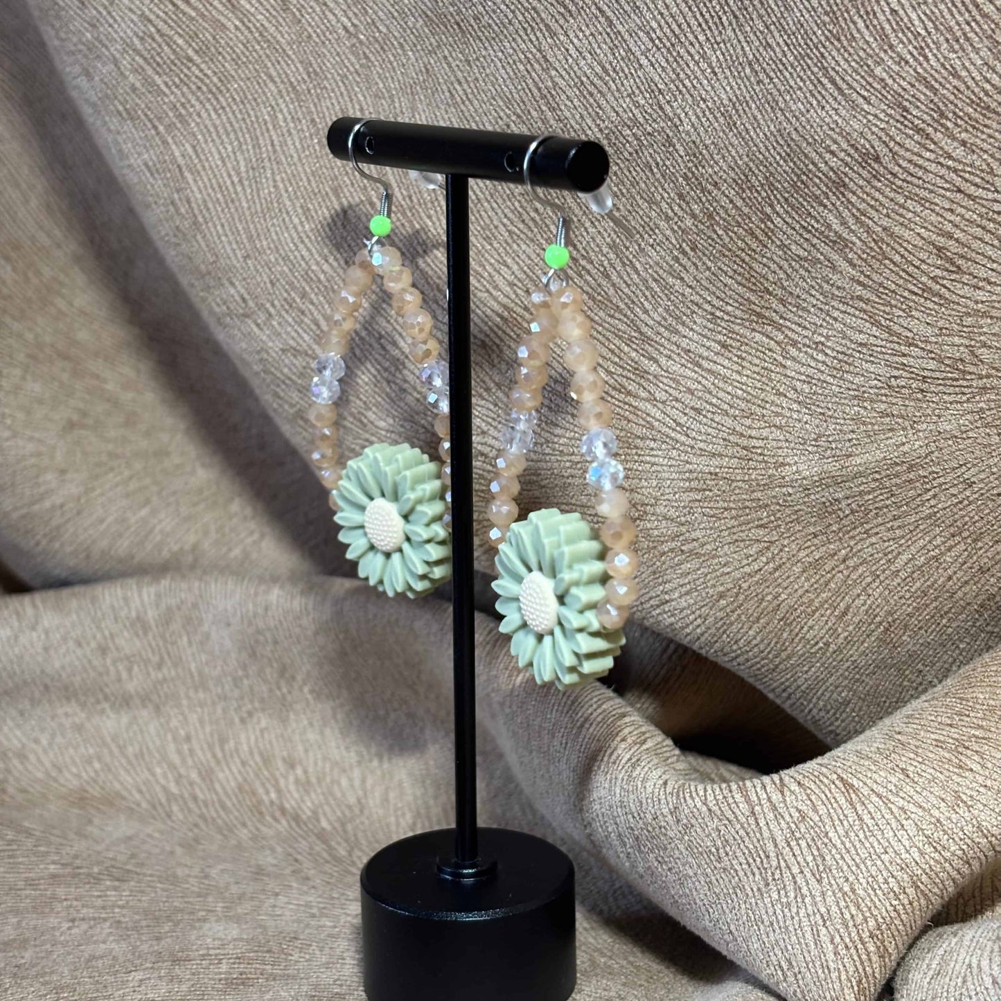 Boucles d'oreilles pendentif marguerite 
Perles en acrylique