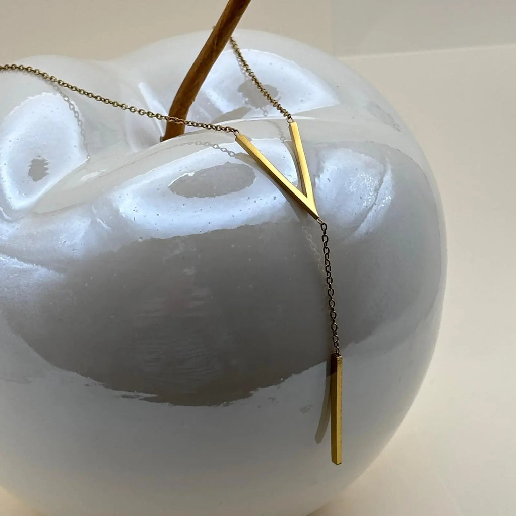 Collier doré avec motif V en doré et médaillon allongé