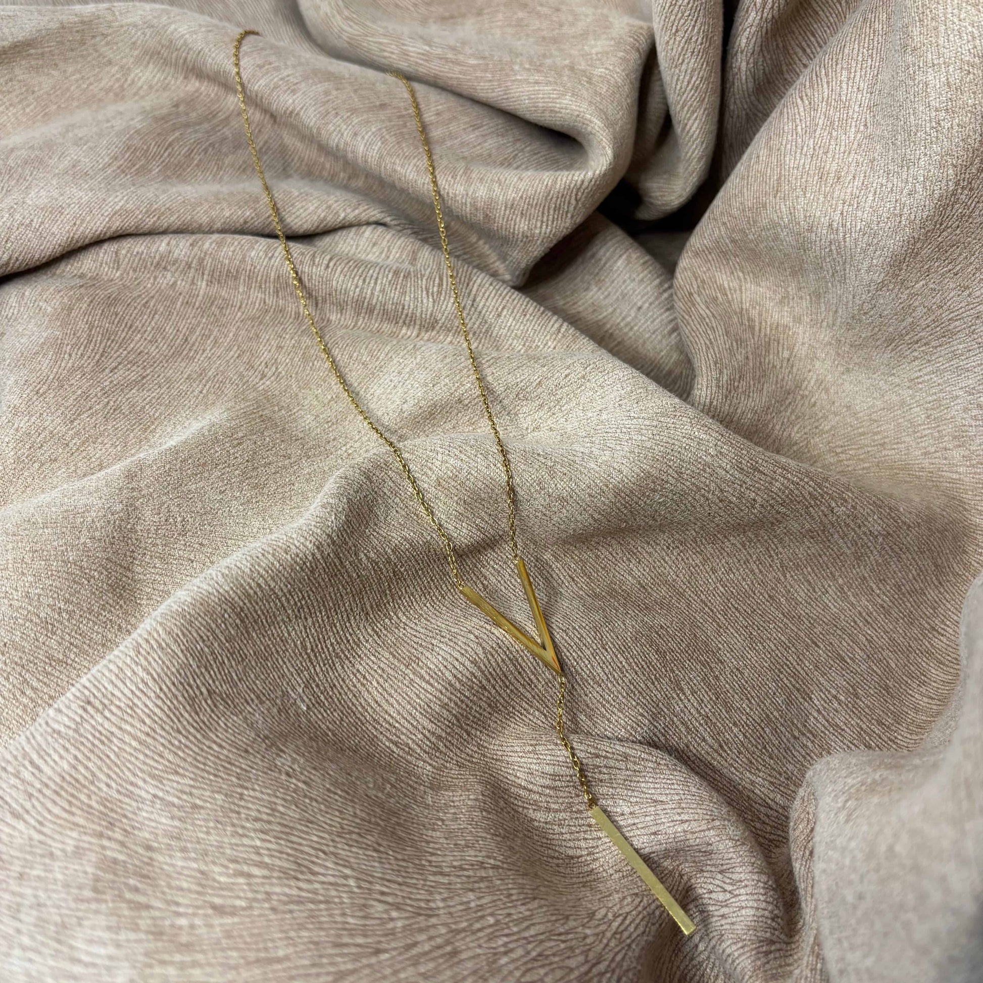 Collier doré | V doré | médaillon allongé