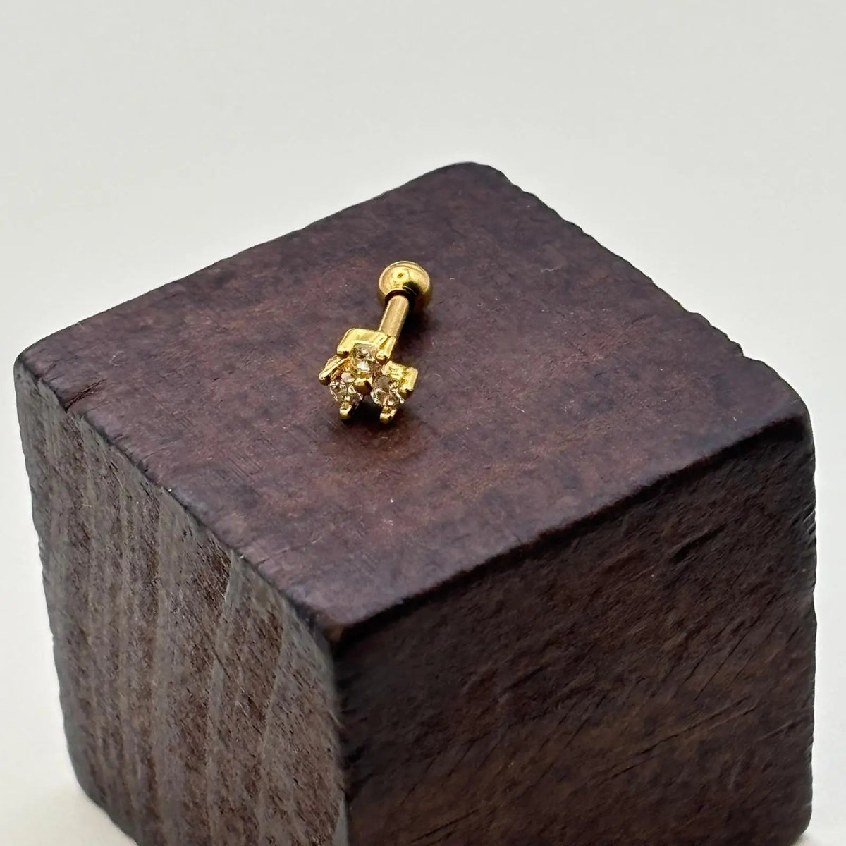 Piercing doré à trois branches en strass