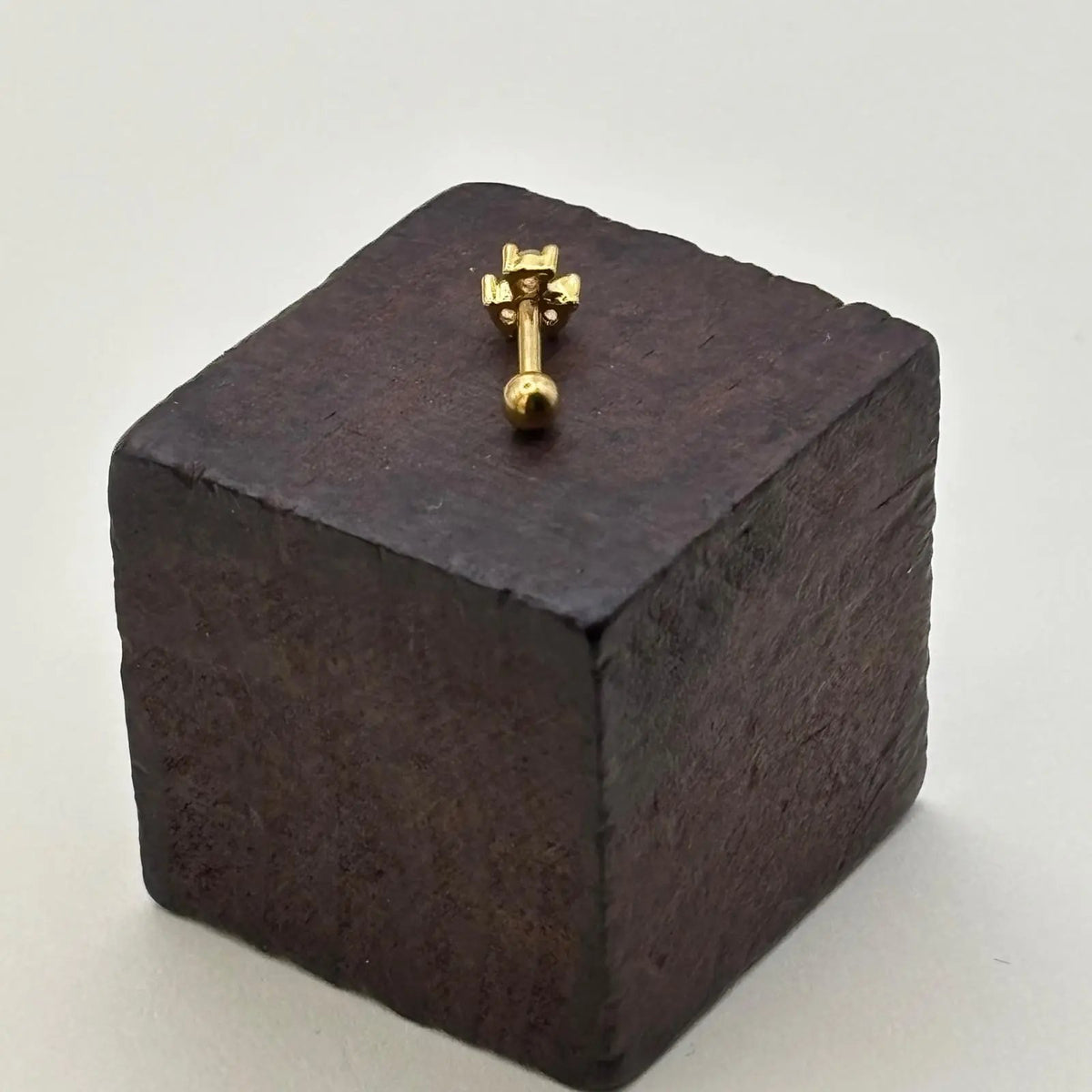 Piercing de couleur dorée à trois branches en strass