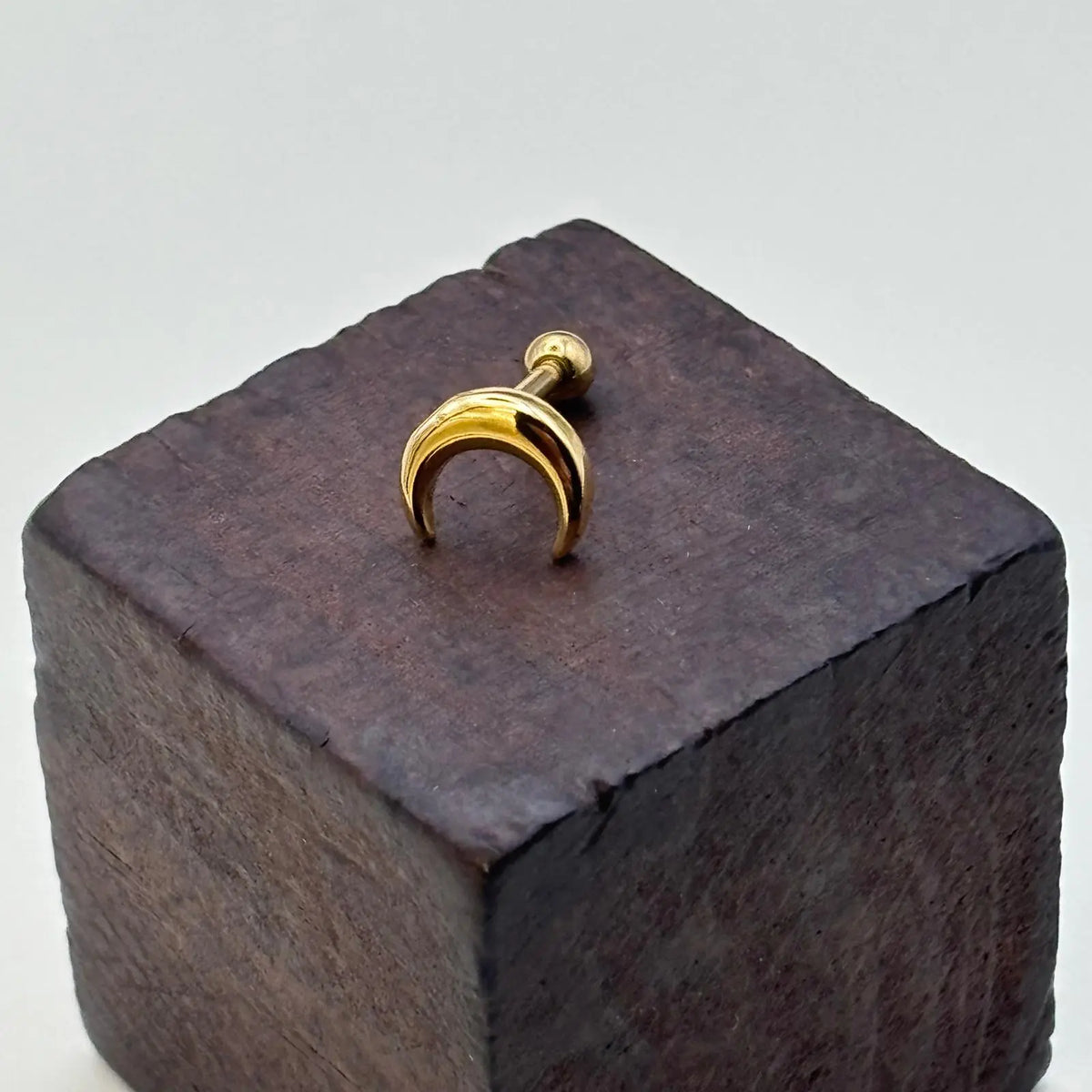 Piercing doré en forme de lune