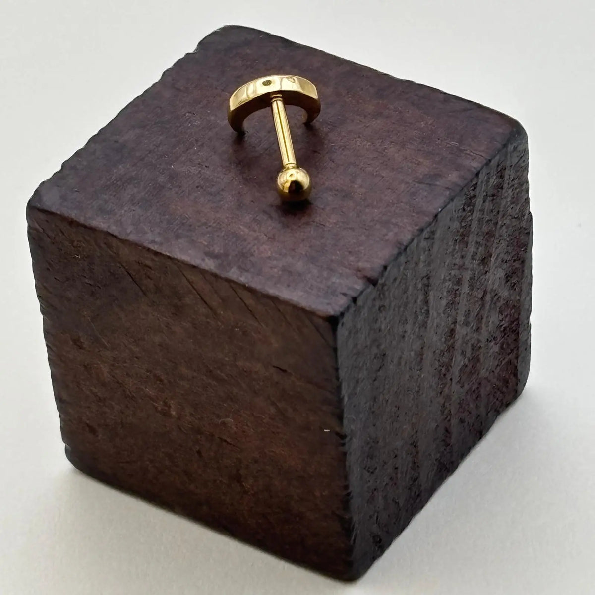 Piercing de couleur dorée en forme de lune