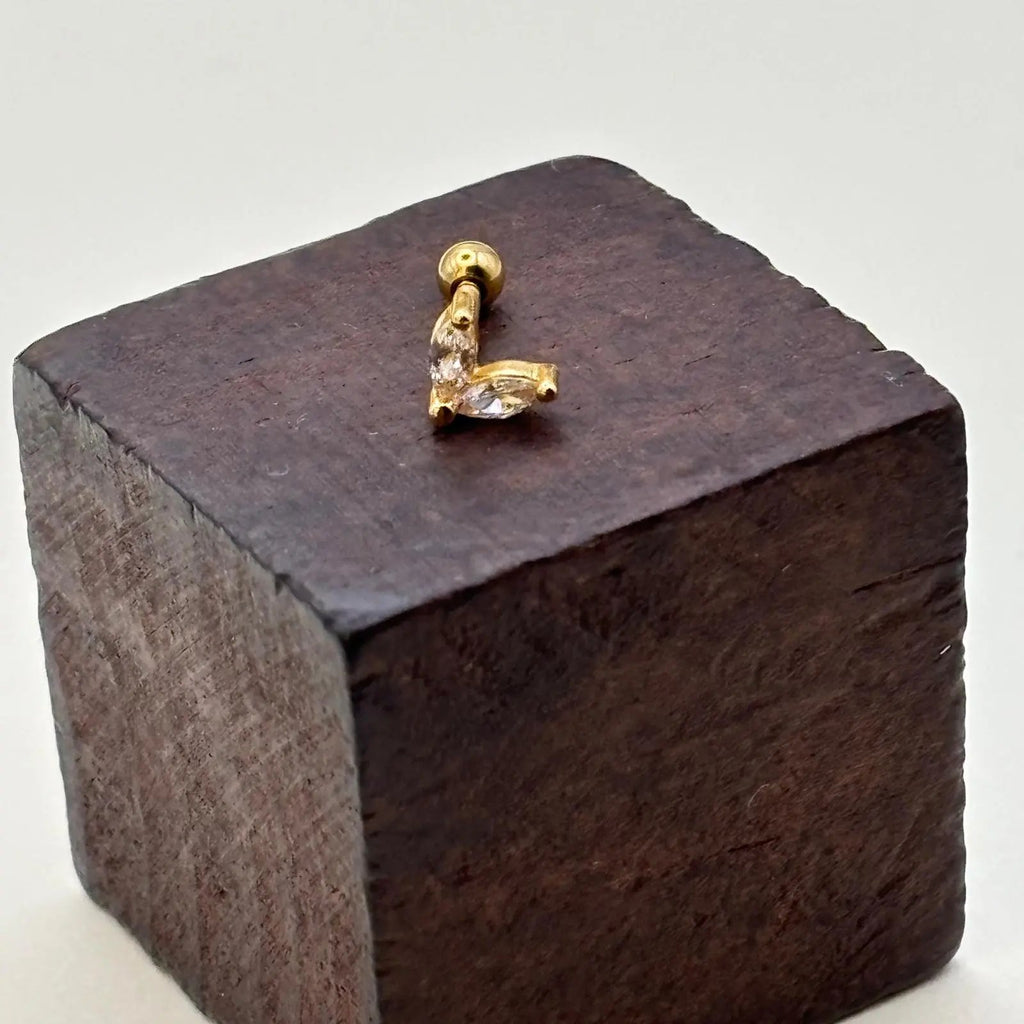 Piercing doré en forme de V avec des strass 