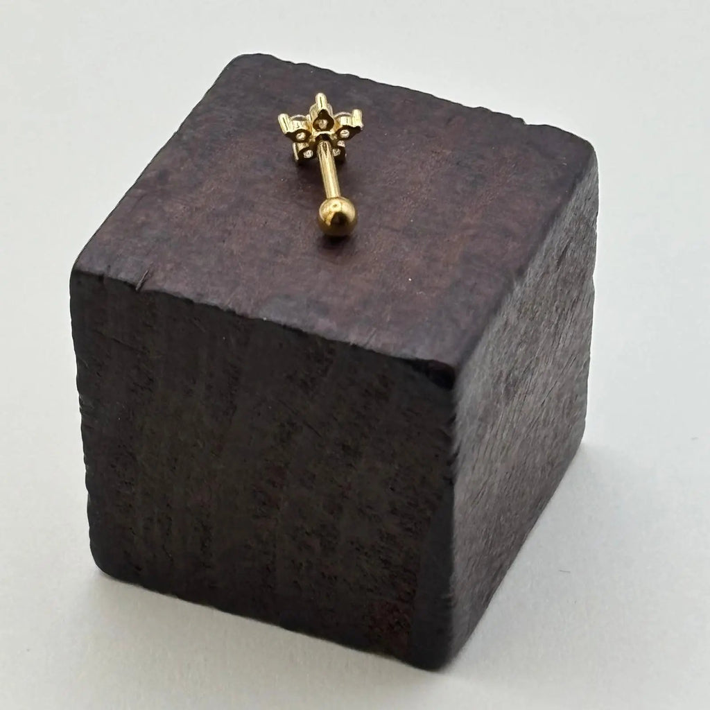 Piercing de couleur dorée en forme de fleur avec des strass