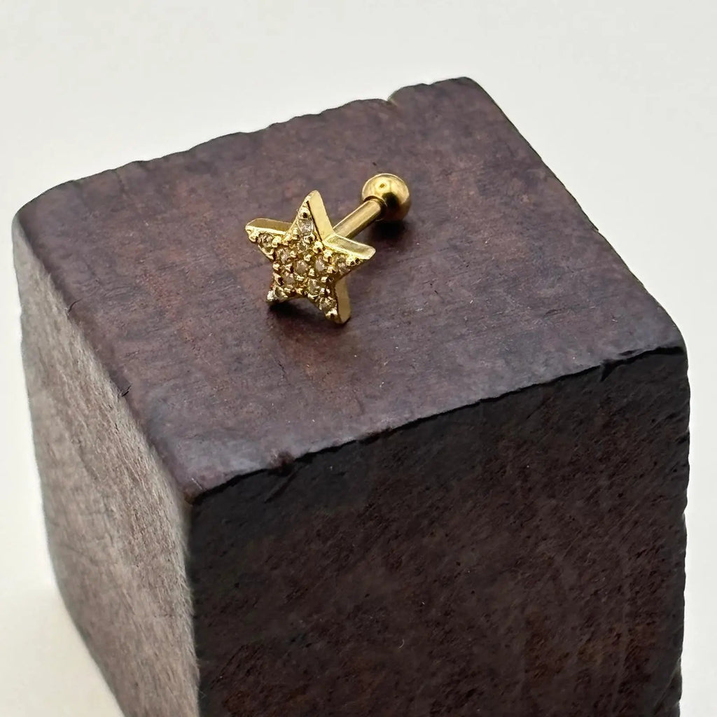 Piercing de couleur dorée en forme d'étoile avec des strass