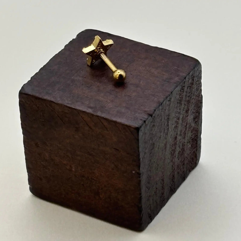 Piercing doré en forme d'étoile avec des strass
