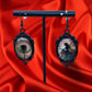 Boucles d'oreilles halloween en forme de médaillon noir avec à l'intérieur une fée et sur l'autre un pissenlit vendues sur le site pretes a briller
