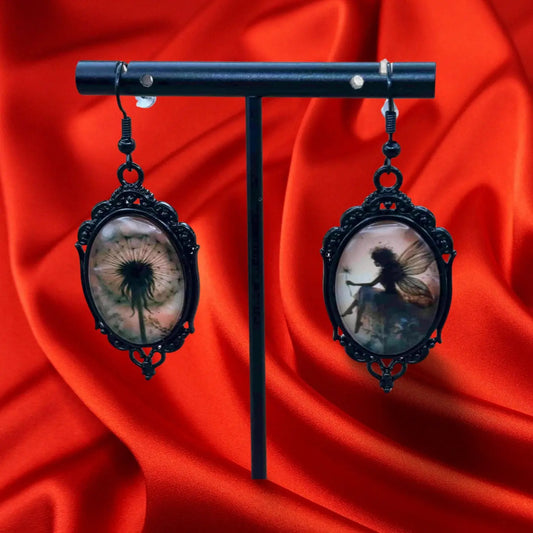 Boucles d'oreilles halloween en forme de médaillon noir avec à l'intérieur une fée et sur l'autre un pissenlit vendues sur le site pretes a briller
