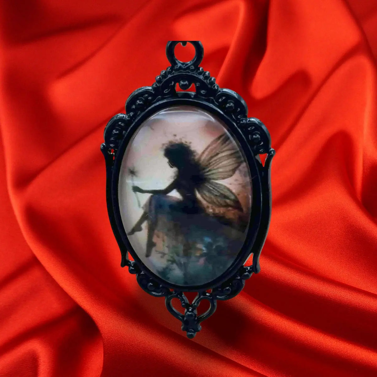 Boucles d'oreilles pour halloween en forme de médaillon noir avec à l'intérieur une fée et sur l'autre un pissenlit vendues sur le site pretes a briller