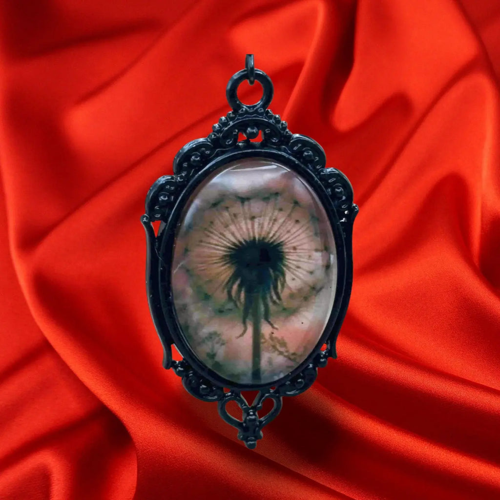 Boucles d'oreilles pour halloween en forme de médaillon noir avec à l'intérieur une fée et sur l'autre un pissenlit vendues sur le site pretes a briller