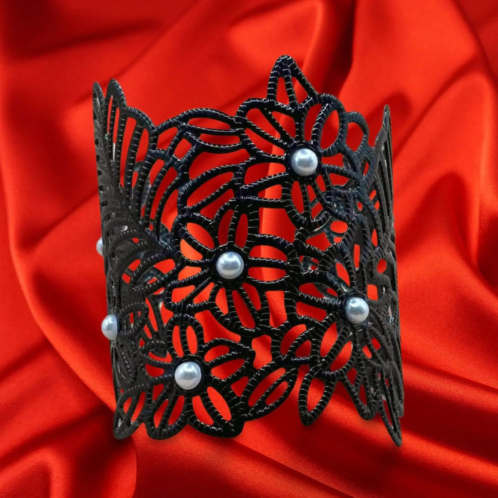 Bracelet halloween noir avec motifs de fleurs et perles argentées vendu sur le site pretes a briller