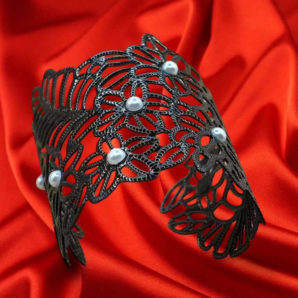 Bracelet pour halloween noir avec motifs de fleurs et perles argentées vendu sur le site pretes a briller