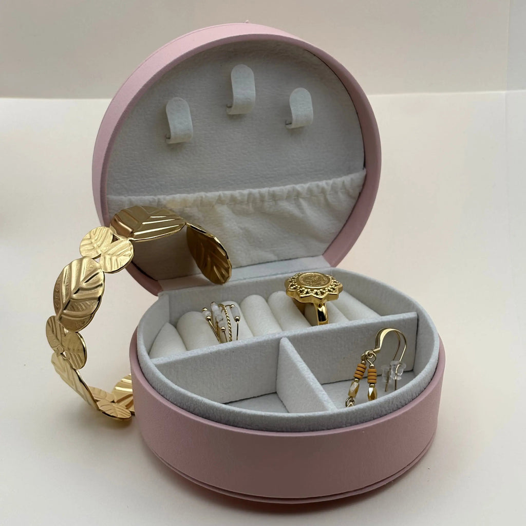 Un emballage rose cadeau pour bijoux en forme de boite a bijoux