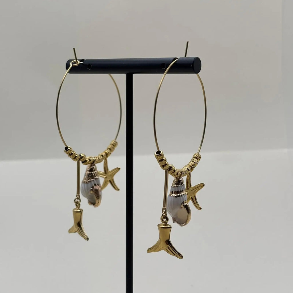 Boucles d'oreilles créoles dorées avec breloques coquillage queue de baleine et étoile de mer