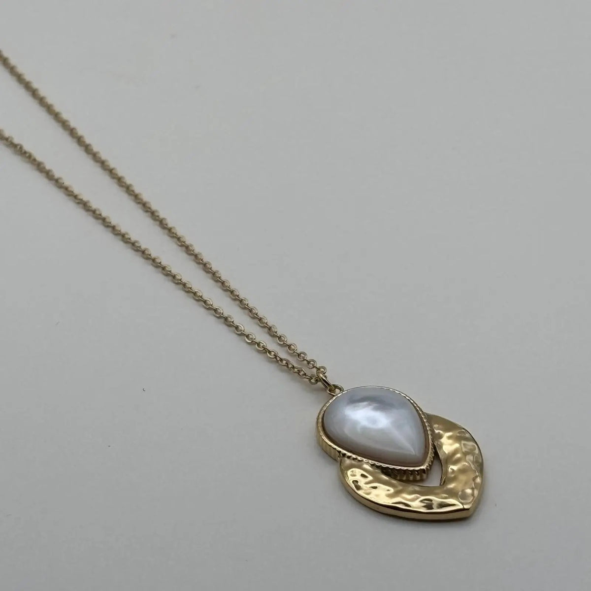 Collier doré avec médaillon goutte dorée et perle nacrée en acier inoxydable