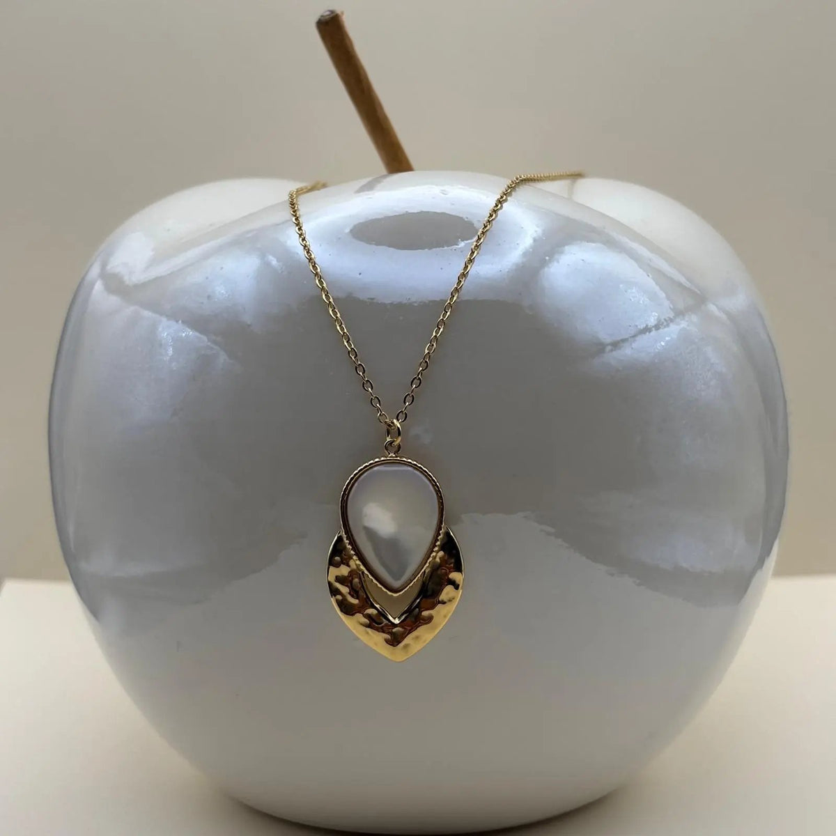 Collier de couleur dorée avec médaillon goutte dorée et perle nacrée en acier inoxydable