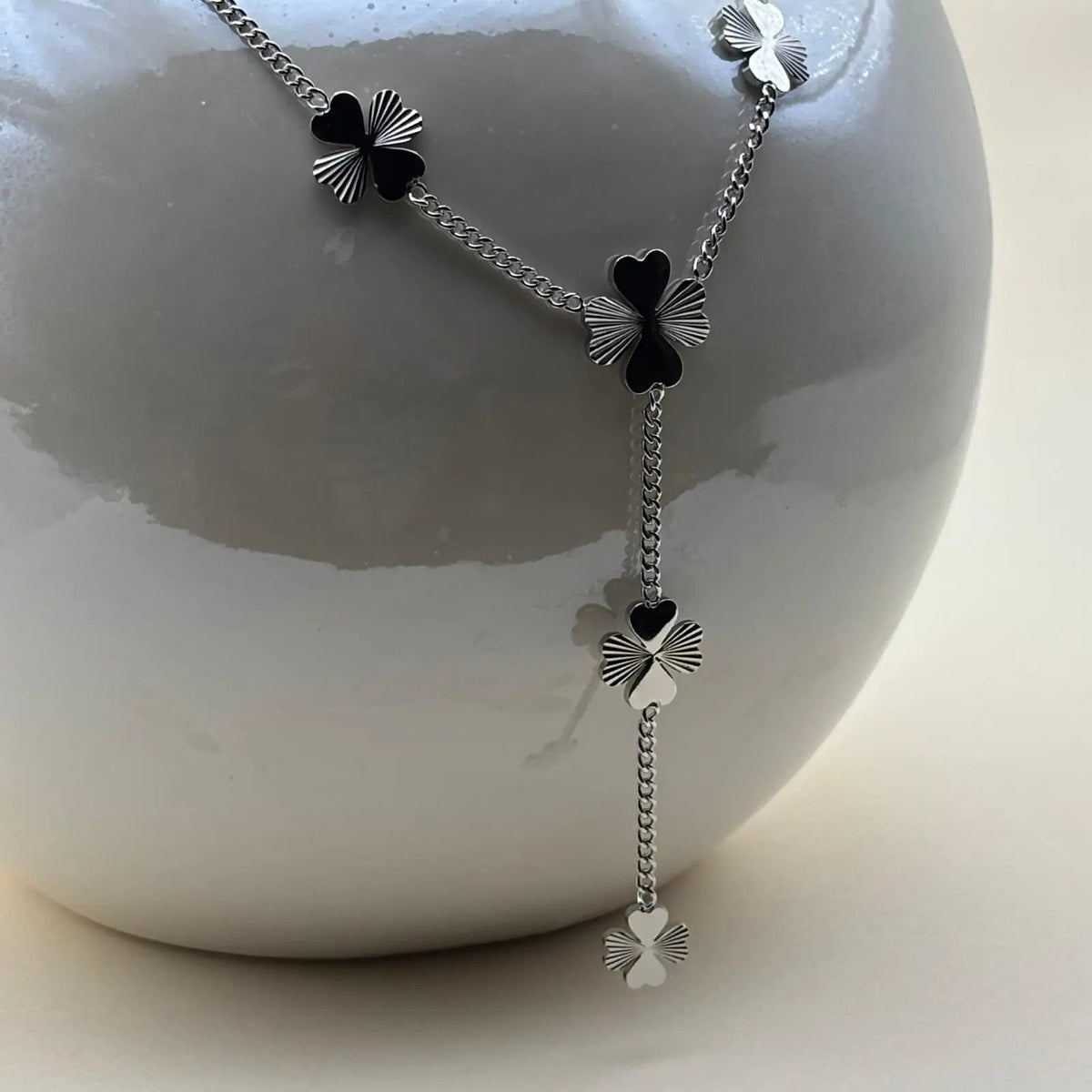 Collier argenté avec motifs trèfles à quatre feuilles en acier inoxydable 