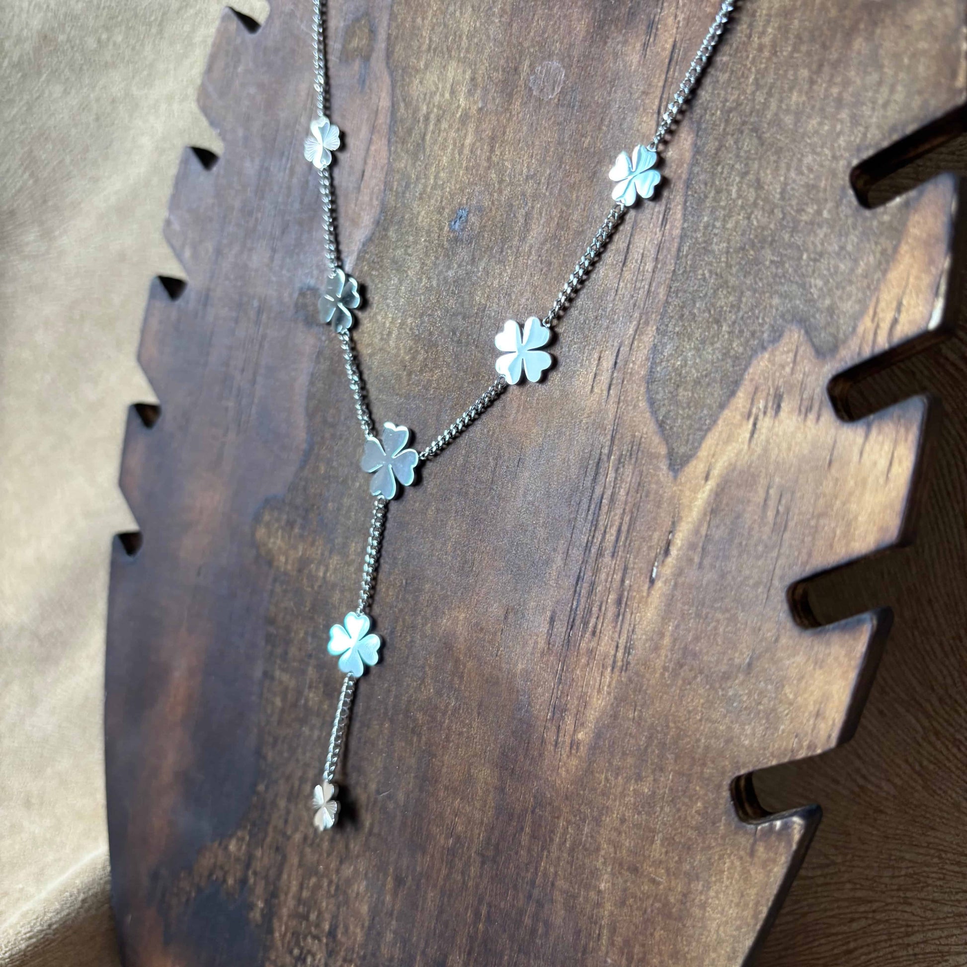 Collier argenté | Motifs trèfles à 4 feuilles vue de près | Acier inoxydable
