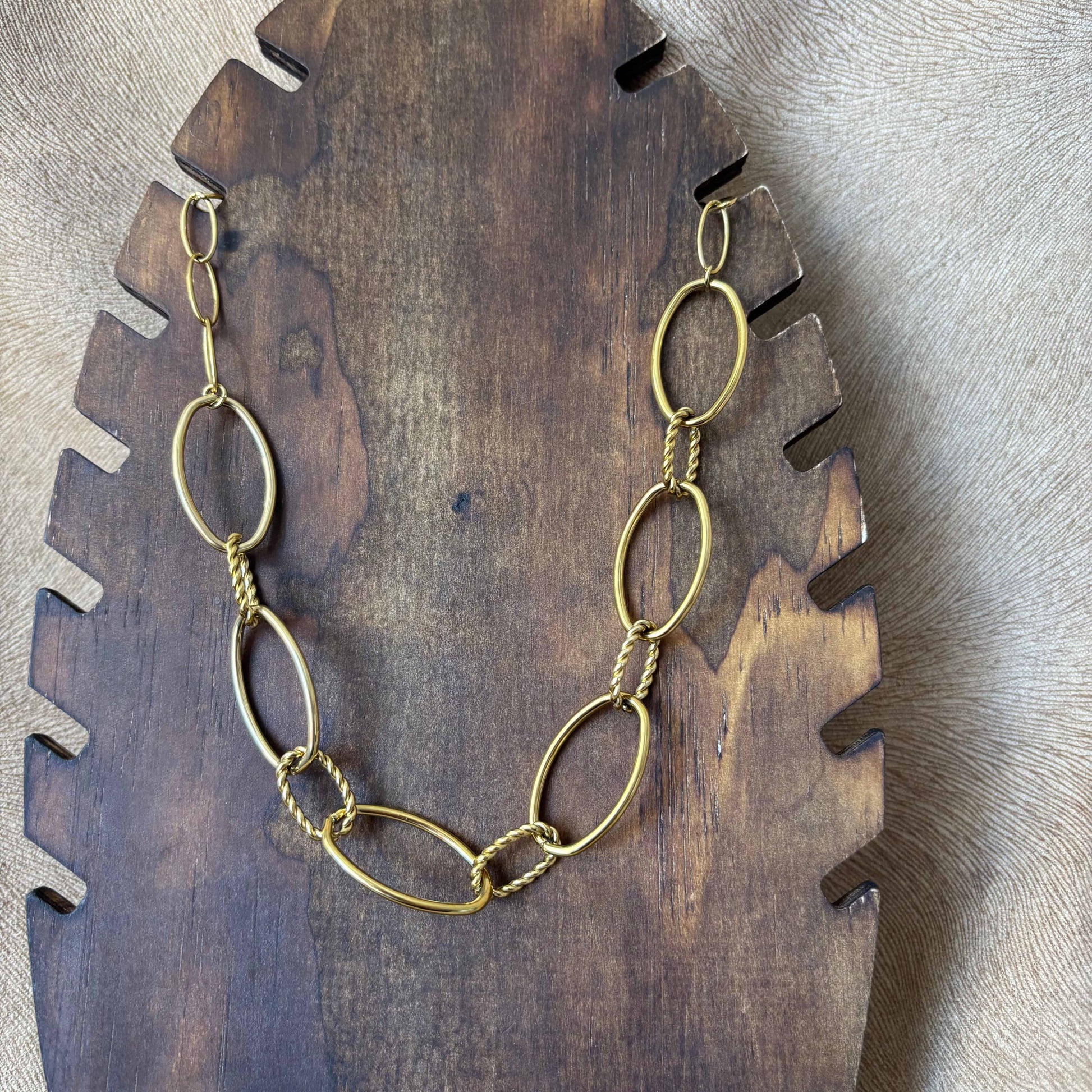 Collier doré |Anneaux ovales lisses et torsades | Acier inoxydable