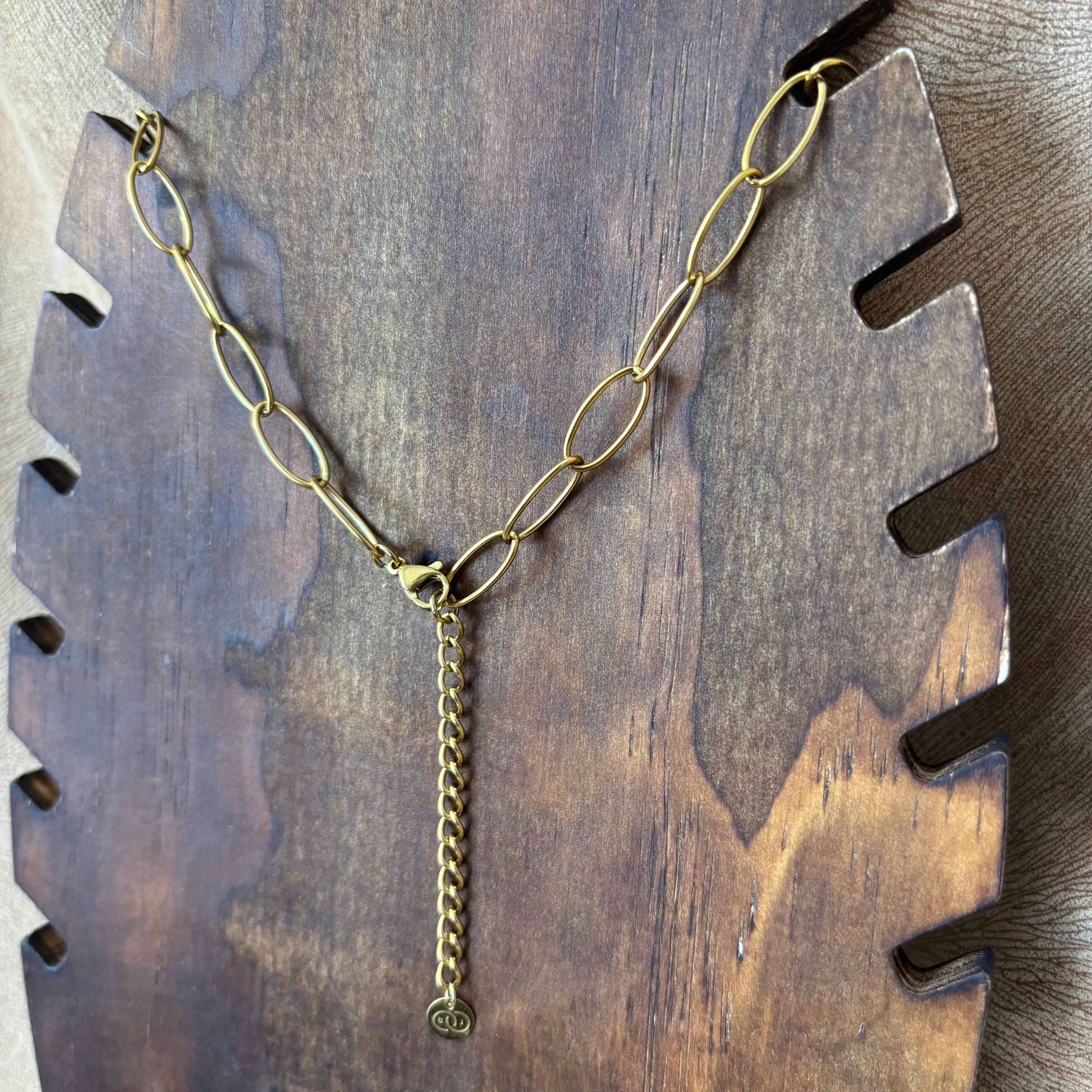 Collier doré vue de l'arrière |Anneaux ovales lisses et torsades | Acier inoxydable